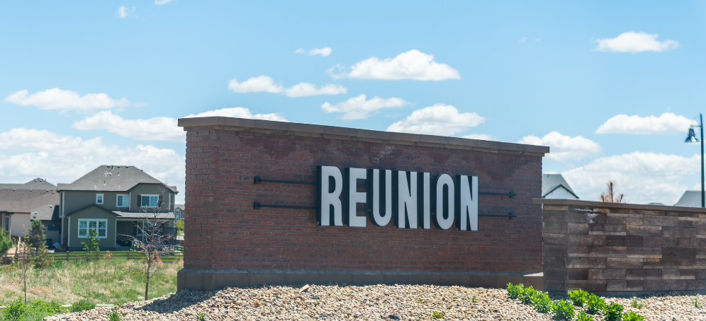 Image of a big sign that reads Reunion